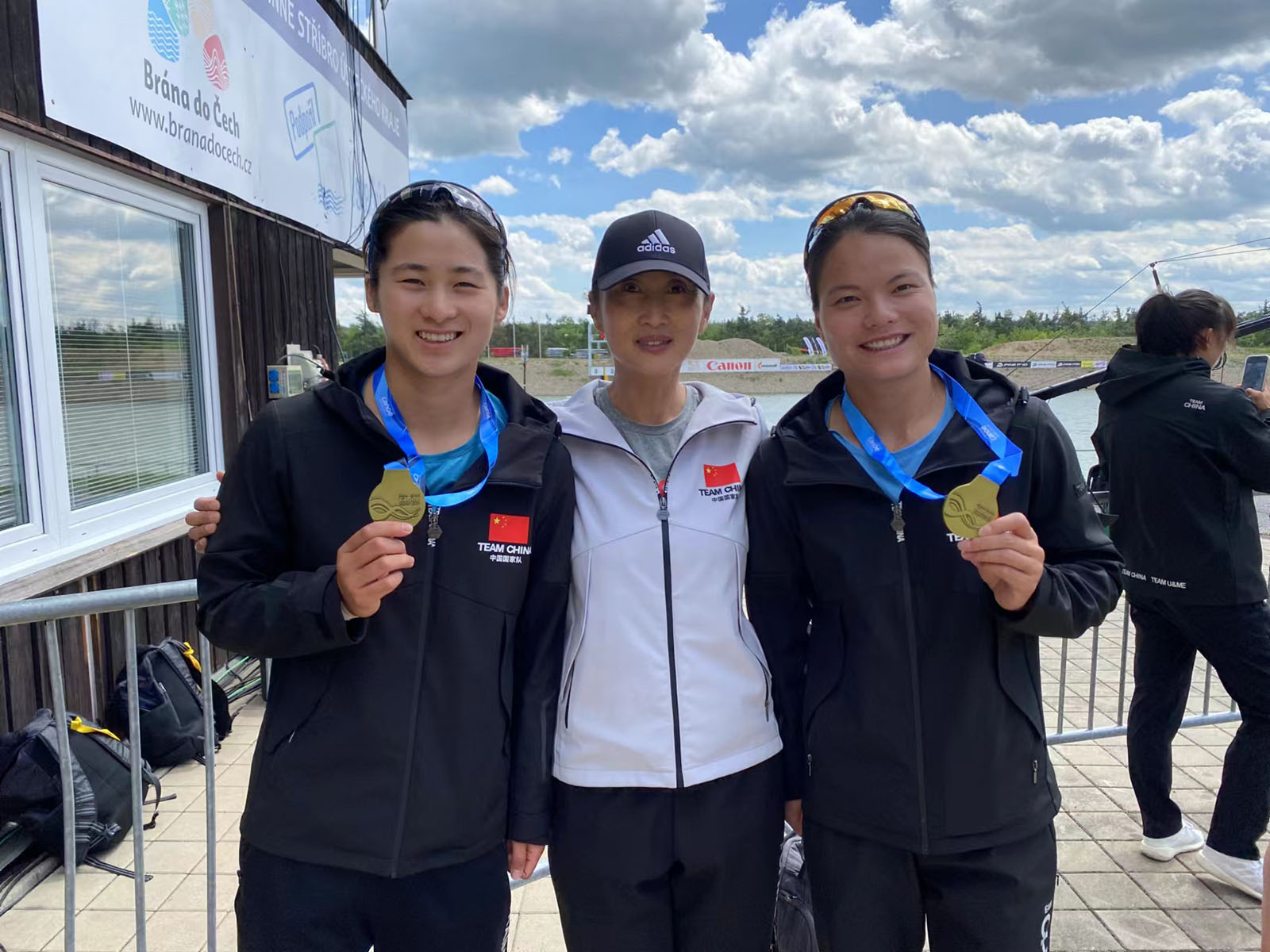 三级特黄边做边爱